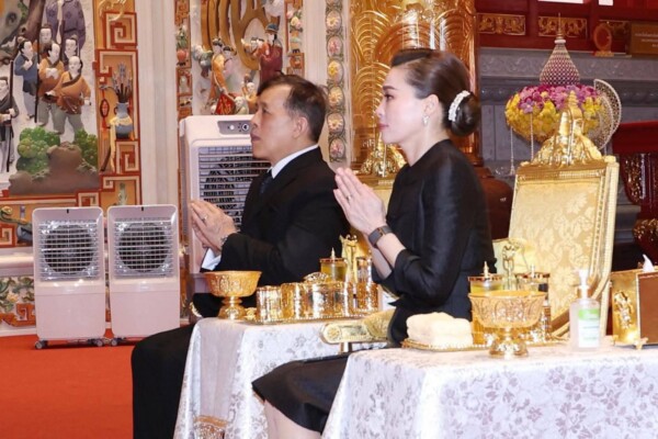 พระบาทสมเด็จพระเจ้าอยู่หัว และสมเด็จพระนางเจ้าพระบรมราชินี เสด็จพระราชดำเนินไปทรงเปิดศาลเจ้าไต้ฮงกงหยกขาว เฉลิมพระเกียรติ 72 พรรษา