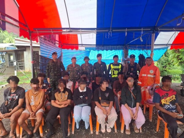 ชุดเฉพาะกิจสังขละบุรี สกัดจับผู้นำพาชาวไทย ลอบขน 11 แรงงานเถื่อนซุกรถยนต์