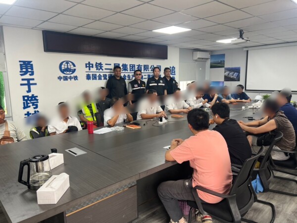 ตำรวจท่องเที่ยวบูรณาการร่วมแรงงานชลบุรี ลุยกวาดล้างแรงงานต่างด้าวผิดกฎหมาย รวบ 42 ราย กลางไซต์ก่อสร้างศรีราชา