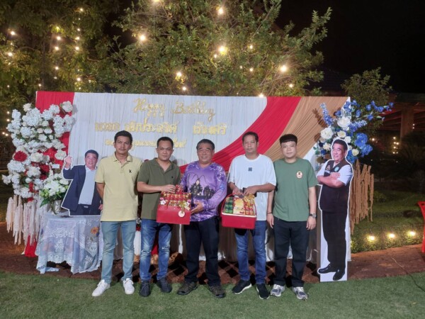 ชาวบ้านหลายร้อยร่วมยินดี! หลั่งไหลอวยพรวันเกิด “นายกสมประสงค์” ย้ำเดินหน้าพัฒนาสวนหลวง