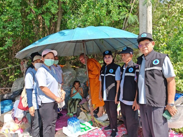 พลังบวรขับเคลื่อน “คนกระทุ่มแบนไม่ทอดทิ้งกัน” วัดอ้อมน้อย ร่วมภาครัฐ-จิตอาสา ลงพื้นที่มอบถุงยังชีพ-บริการฉีดวัคซีนเชิงรุกแก่ผู้เปราะบาง 8 ครอบครัว