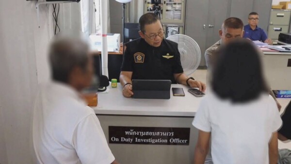 ผู้ปกครองร้องสื่อขอความเป็นธรรม! แก๊งรุ่นพี่ ม.2 รุมทำร้าย ด.ญ.ป.6 ปมไม่ให้ลอกโครงงานฯ แถมญาติกร่างท้าแจ้งความ