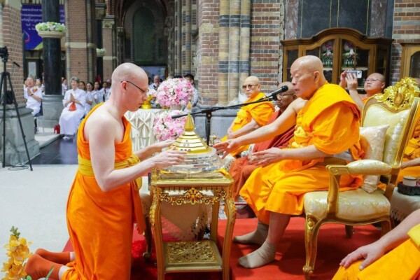 ปทุมธานี พุทธศาสนิกชนยุโรปกว่า 500 คน ร่วมพิธีบรรจุพระบรมสารีริกธาตุ ณ วัดพระธรรมกายเนเธอร์แลนด์