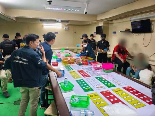 ด่วน ! ชุดปฏิบัติการพิเศษกรมการปกครอง บุกทลายบ่อนใหญ่สมุทรปราการ รวบนักพนันอื้อ พบเงินหมุนเวียนพุ่งสูงถึง 43 ล้านบาทต่อวัน