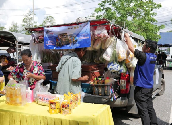 ฉะเชิงเทรา Kick off กิจกรรม “ไทยช่วยไทย ลดภาระค่าครองชีพ ผ่านเครือข่ายรถพุ่มพวง” เดินหน้ากระจายสินค้าราคาประหยัดสู่ชุมชน