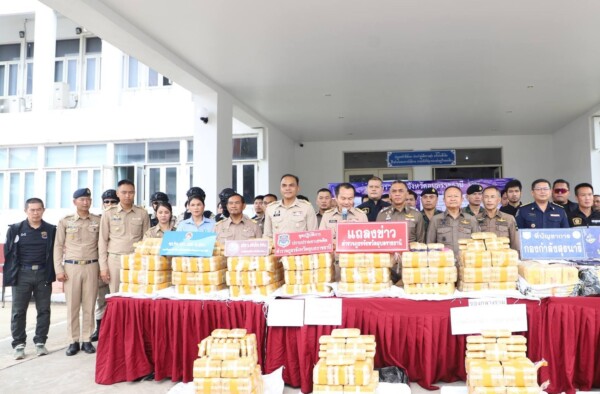 พ่อเมืองอุบลฯ ร่วมกับ ตร.อุบลฯ แถลงข่าว จับ ผตห. 3 ราย พร้อมยาบ้า บิ๊กล็อต! 5,636,000 เม็ด