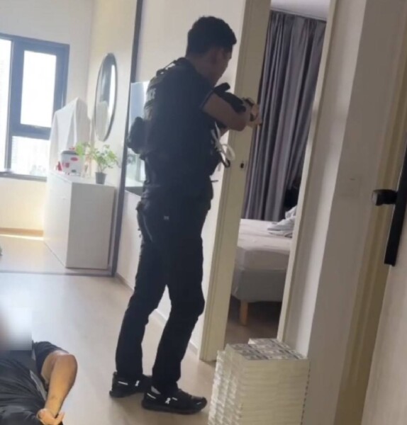 ตม.เปิดปฏิบัติการบุกจับ 2 พี่น้องผู้ร้ายข้ามชาติชาวฝรั่งเศส หัวโจกองค์กรอาชญากรรม หนีหมายจับคดียาเสพติด-ฟอกเงิน จนมุมคาคอนโดหรูกลางกรุง