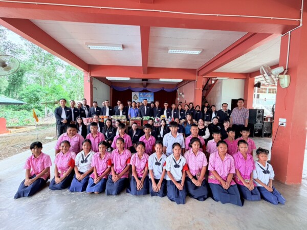 สรรพสามิตพื้นที่ฉะเชิงเทรา มอบอุปกรณ์การเรียน อุปกรณ์กีฬา ทุนทรัพย์ให้กับนักเรียน โรงเรียนบ้านท่าเลียบ อำเภอสนามชัยเขต