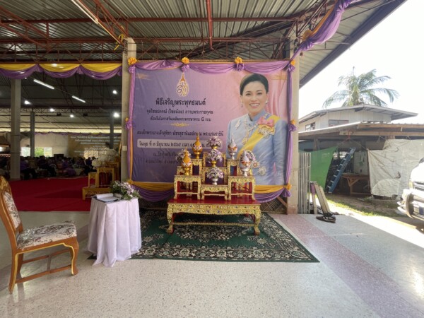 พระศรีวิสุทธิมุนี รจจ.อุบลฯ และนายอำเภอ นำทีมมอบสิ่งของแก่ผู้พิการผู้ยากไร้ เนื่องในโอกาสพระราชพิธีมหามงคลเฉลิมพระชนมพรรษา 4 รอบ สมเด็จพระนางเจ้าฯ พระบรมราชินี