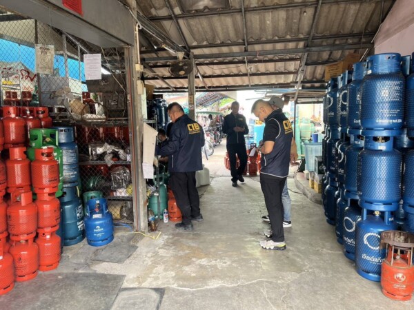 บุกจับร้านขายแก๊สเถื่อน พบซ่อม–พ่นสีถังแก๊สหมดอายุเอง เสี่ยงระเบิดกลางชุมชน ยึดถังกว่า 500 ใบ