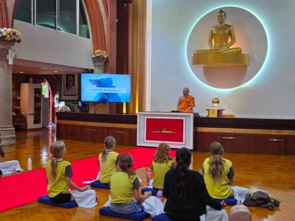 วัดพระธรรมกายลอนดอนสร้างพื้นที่แห่งสันติ ชวนชาวอังกฤษสัมผัสวิถีพุทธผ่านการปฏิบัติธรรม