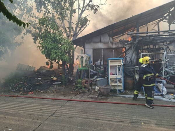 ปทุมธานี เกิดเหตุเพลิงไหม้4ชีวิตรอดหวุดหวิดถูกไฟครอก