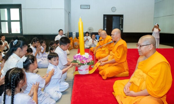 ปทุมธานี นายอำเภอคลองหลวงนำเยาวชนถวายเทียนพรรษา ปลูกฝังศีลธรรมสร้างภูมิคุ้มกันทางใจ