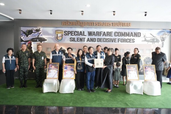 กอ.รมน. เดินหน้าช่วยเหลือพร้อมมอบเงินให้กับครอบครัวกำลังพลผู้เสียชีวิตจากสถานการณ์ข้อพิพาทตามแนวชายแดน ไทย- กัมพูชา ครั้งที่ 2 ณ หน่วยบัญชาการสงครามพิเศษ จว.ลพบุรี และสนับสนุนอุปกรณ์ทางการแพทย์และภารกิจของกองทัพอย่างต่อเนื่อง