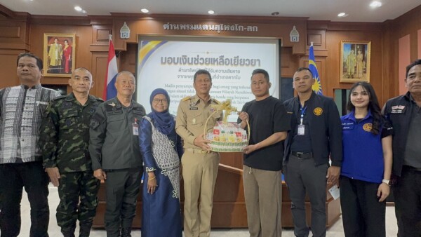 พ่อเมืองนราฯมอบเงินเยียวยาเจ้าของรถมาเลย์ที่ถูกระเบิด พร้อมติดตามดูแลอาการคนเจ็บข้ามประเทศ