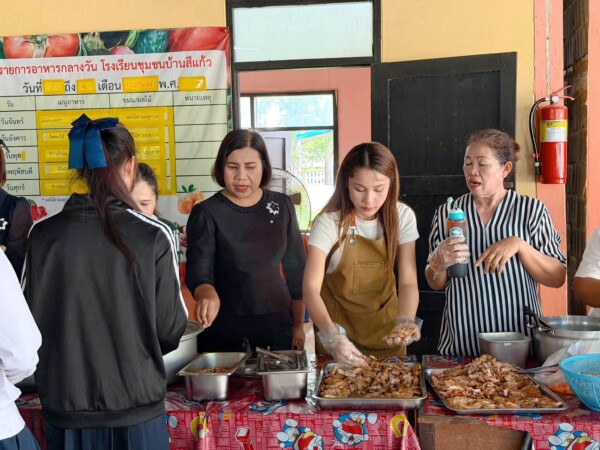 เวียง นฤมล” ควงคุณแม่ทำบุญใหญ่ แบ่งปันรอยยิ้มมอบมื้อเที่ยงแสนอร่อยให้น้องๆ นักเรียน จ.ร้อยเอ็ด