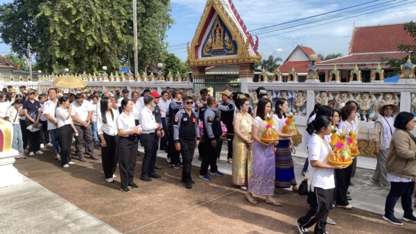 ทต.หัวสำโรง แห่เทียนพรรษา 2 วัด สืบสานพระพุทธศาสนา