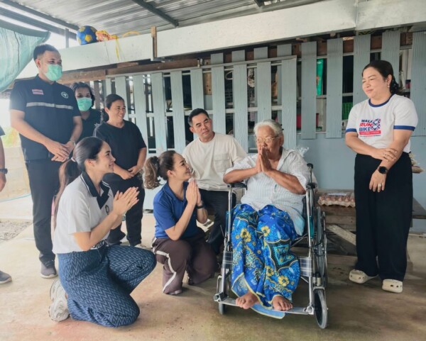 ส.ส.พาณุวัฒณ์ สะสมทรัพย์ ่มอบวีลแชร์มอบข้าวสารอาหารแห้งให้กับคนพิการในพื้นที่อำเภอกำแพงแสน