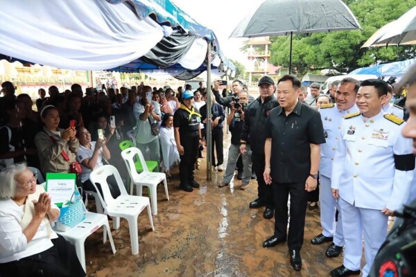 นายกรัฐมนตรี ลงพื้นที่จ.อุบลฯ ร่วมในพิธีพระราชทานน้ำหลวงอาบศพพระภิกษุสงฆ์ที่มรณภาพจากอุบัติเหตุรถกระบะเฉี่ยวชน