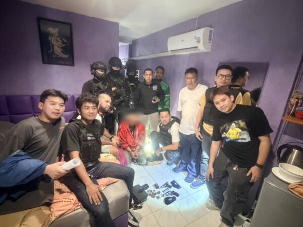 สน.คลองตันเด้งรับนโยบาย ผบ.ตร. ปิดล้อม 2 จุด รวบผู้ต้องหาคดีอุกฉกรรจ์ ยึดปืน 3 กระบอก กระสุน 153 นัด