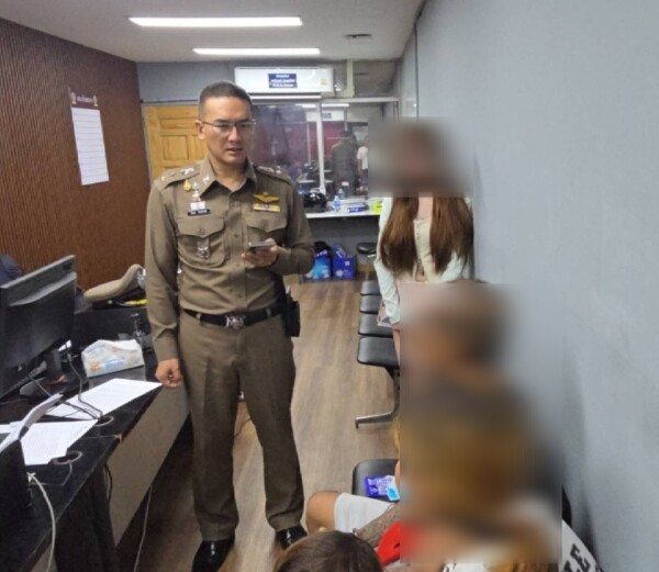 สน.ห้วยขวาง โชว์ผลงานสืบสวน รวบ 2 ผัวเมียแก๊งแม่บ้านแสบ ตระเวนรับจ้างผ่านเฟซบุ๊ก ฉก iPad Pro อินฟลูฯ สาวชื่อดังคากลางคอนโดหรู