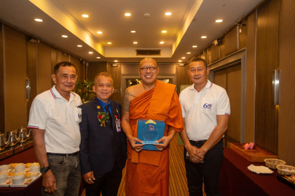 หลวงพี่น้ำฝน รับโล่รางวัลเกียรติคุณ “ผู้บำเพ็ญประโยชน์” ในด้าน “พัฒนาและส่งเสริมสาธารณาสุขดีเด่น” สภท.ครบ 61 ปี