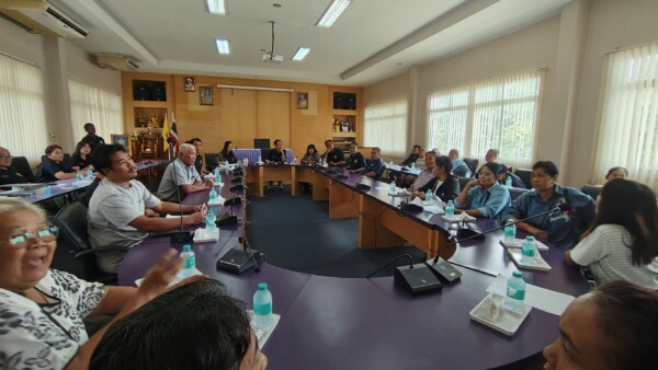 ชาวบ้านท่ามะกาเดือดร้อนกลิ่นเหม็น-แมลงวันฟาร์มไก่ ร่วมประชุม อบต. มีมติระงับนำลูกไก่เข้าเลี้ยง จี้ปรับปรุงให้ได้มาตรฐาน