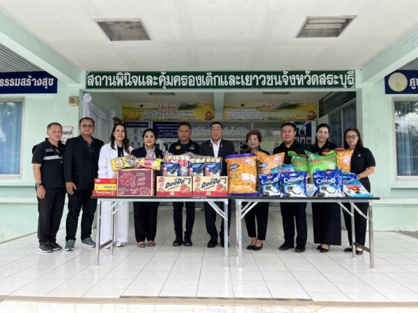 ร่วมบริจาคขนมและ อาหารให้แก่เด็กๆ