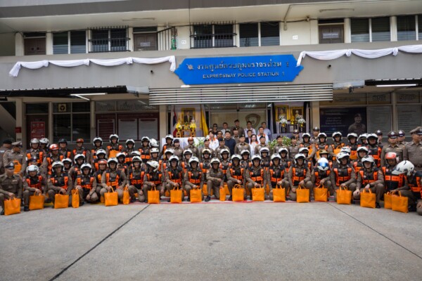 พล.ต.ต.ดำรงศักดิ์ สว่างงาม ผบก.จร.พร้อมคณะที่ปรึกษาฯ เดินทางเข้าประชุมมอบนโยบาย พร้อมเลี้ยงอาหารเพื่อบำรุงขวัญ สร้างกำลังใจ