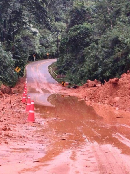 น่านแจ้งเตือนด่วน! ทล.1256 สายปัว-บ่อเกลือ ฝนตกต่อเนื่อง-การจราจรผ่านไม่สะดวก แนะเลี่ยงเส้นทาง