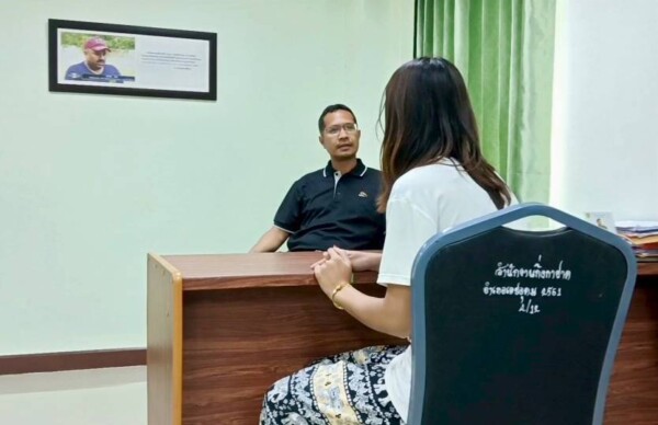 ฝ่ายปกครองเดชอุดมรวบสาวหลอนยา! บุกโรงเรียนเอะอะโวยวาย-ขู่ฆ่าเด็ก ชาวบ้านผวาหนัก