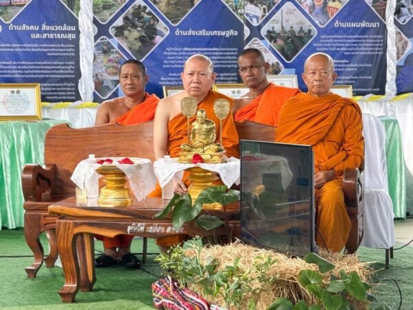 พิจิตรคึกคัก! พระครูวิภัชกิตติสาร (ครูบามงคลเศรษฐี) เจ้าคณะตำบลท้ายทุ่ง เขต 3 เจ้าอาวาสวัดศรีเบญจคาลัย เข้าร่วมเป็นเกียรติต้อนรับคณะกรรมการตรวจประเมินผลงานฯ ระดับภาค โครงการคัดเลือกหมู่บ้านเข้มแข็งตามแนวทาง “แผ่นดินธรรม แผ่นดินทอง” (หมู่บ้าน อยู่เย็น) ระดับภาค