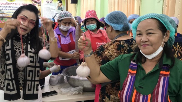ชัยภูมิ!!!ตำบลนายฝายส่งเสริมอาชีพหม่ำ “หลักสูตรการแปรรูปอาหารจากเนื้อสัตว์ (หม่ำหม่ำหมู)โบราณ พร้อมออกแบบบรรจุภัณฑ์และการใช้สื่อออนไลน์เพื่อการตลาด” ให้แก่กลุ่มแม่บ้านในตำบล