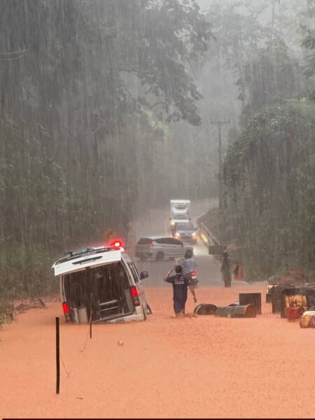 ระทึก! ดินสไลด์ซัดรถโรงพยาบาลบ่อเกลือติดค้างกลางทางหลวง 1256 ช่วงปัว-อุทยานฯ ดอยภูคา เจ้าหน้าที่เร่งเคลียร์เปิดทางสำเร็จ ไร้เจ็บ