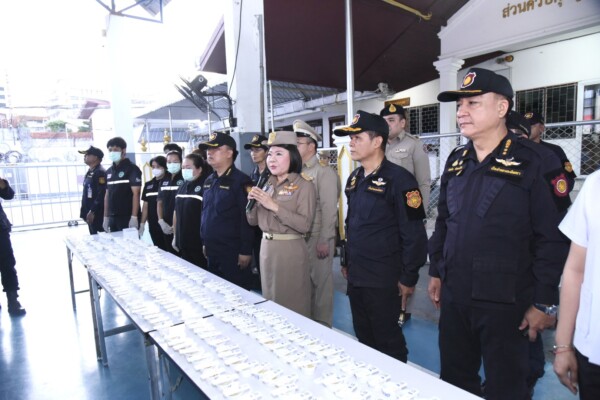 ผู้ว่าฯ ฉะเชิงเทรา นำทีมจู่โจมเรือนจำกลาง กวาดล้างยาเสพติด สิ่งของต้องห้าม บูรณาการตรวจเข้มทุกจุด ไม่พบสิ่งผิดกฎหมาย