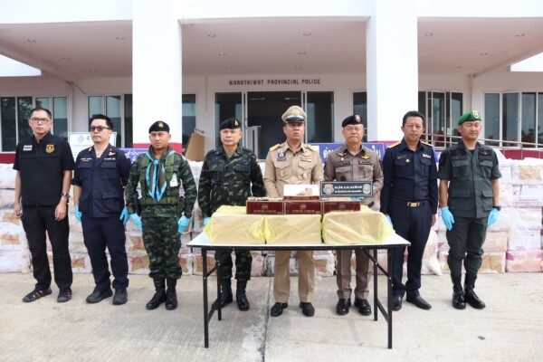 นราธิวาส ตำรวจนราธิวาส เปิดแผนจับมือสรรพสามิต-ศุลกากร-ทหาร บุกทลายรังบิ๊กล็อต ทะลายยาสูบเถื่อนข้ามชาติคาบ้านร้างตากใบ ยึดบุหรี่นอก “กูดังการัม” กว่า 4.5 ล้านมวน มูลค่าปรับทะลุฟ้า 162 ล้านบาท!