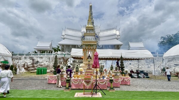 นครนายก – วัดมณีวงศ์” จัดพิธีสืบชะตาหลวง และพิธีเททองหล่อพระปางไสยาสน์ พร้อมแจกข้าวสาร 1,000 ถุง
