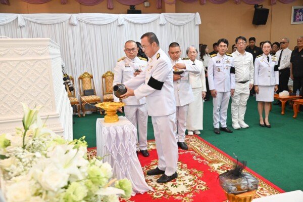 นายก อบจ.อุบลฯ เป็นประธานพิธีพระราชทานน้ำหลวงอาบศพ “นายเกรียง กัลป์ตินันท์” ญาติและประชาชนร่วมไว้อาลัยคับคั่ง
