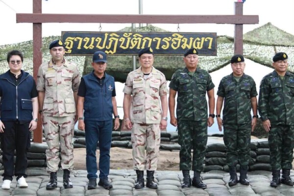 นายกรัฐมนตรี ลงพื้นที่อุบลฯ เยี่ยมทหารบาดเจ็บ และเยี่ยม ปชช.พื้นที่ชายแดนพร้อมฟังบรรยายสรุปสถานการณ์ชายแดน ไทย-กัมพูชา ที่ช่องอานม้า