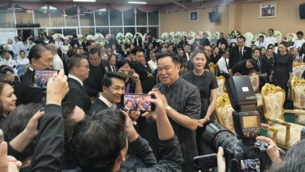 นายอนุทิน พร้อมด้วย นายทักษิณ นางสาวแพทองธาร และนายสมชาย ร่วมพระพิธีธรรมสวดพระอภิธรรมศพ นายเกรียง กัลป์ตินันท์