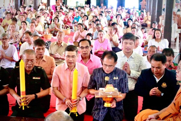 นายอำเภอวารินชำราบ นำชาวบ้านสืบสานประเพณี “ถวายเทียนพรรษา บุญมหาสังฆทาน” วัดห้วยขะยุง