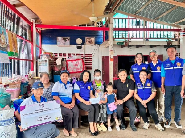 นายอำเภอหนองม่วง ร่วมมอบทุนพัฒนาเด็กชนบท ในพระราชูปถัมภ์สมเด็จพระเทพรัตนราชสุดาฯ สยามบรมราชกุมารี เพื่อช่วยเหลือเด็กก่อนวัยเรียน