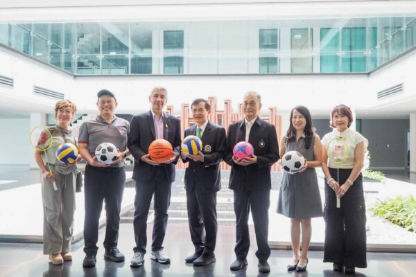 รวมพลังจิตอาสา มอบอุปกรณ์กีฬาและเครื่องอุปโภคบริโภคให้โรงเรียนไทยรัฐวิทยา
