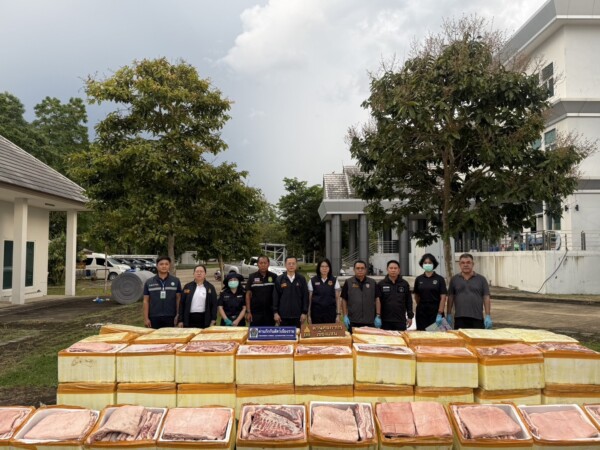 ด่านศุลกากรเชียงแสน ด่านศุลกากรแม่สาย สกัดจับลักลอบนำเข้า “หมูดิบแดนมังกร” หนักกว่า 16.5 ตัน มูลค่าทะลุ 1.5 ล้านบาท ซุกรวมกับผักสดตบตาเจ้าหน้าที่