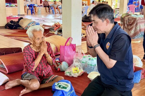 นครนายก – ผู้ว่าฯ นครนายก ลงพื้นที่ศูนย์พักพิงวัดดงข่า เยี่ยมให้กำลังใจพร้อมมอบสิ่งของจำเป็นให้แก่ผู้ประสบภัย