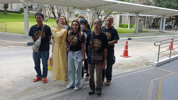 หอบ ‘ชุดไทยสไบทอง’ บุก ป.ป.ช.! ชาวบ้านออมทองบนสิ่งศักดิ์สิทธิ์ เปิดทางปราบมาร-สาปแช่งแก๊งยึดบ้าน ฟันจนท.รัฐ จับมือวัดดังบางปู หวังยึดบ้านประชาชน