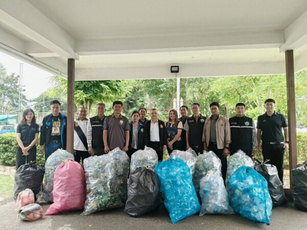 เลือก “ชูศักดิ์ บัวสด” นั่งประธานเครือข่าย ทสม.กาญจนบุรี เดินหน้ารักษ์สิ่งแวดล้อม กาญจนบุรี – วันที่ 15 กันยายน 2569 เวลา 10.30 น. นายไชยวุฒิ อารีย์ชน ผู้อำนวยการสำนักงานทรัพยากรธรรมชาติและสิ่งแวดล้อมจังหวัดกาญจนบุรี มอบหมายให้ นางสาวอนุชธิดา ปัตทังดานัง นักวิชาการสิ่งแวดล้อมปฏิบัติการ เป็นประธานการประชุมคัดเลือกคณะกรรมการเครือข่ายอาสาสมัครพิทักษ์ทรัพยากรธรรมชาติและสิ่งแวดล้อมหมู่บ้าน (ทสม.) ระดับจังหวัดกาญจนบุรี ประจำปีงบประมาณ พ.ศ. 2569 การประชุมมี นายวสันต์ สุนจิรัตน์ ประธาน ทสม.อำเภอเมืองกาญจนบุรี พร้อมด้วยประธาน ทสม. จากทุกอำเภอของจังหวัดกาญจนบุรี ผู้แทนด้านสิ่งแวดล้อมจากกรมอุทยานแห่งชาติ สัตว์ป่า และพันธุ์พืช ผู้แทนด้านสิ่งแวดล้อมจากกรมทรัพยากรน้ำ และเครือข่าย ทสม.ตำบลช่องสะเดา เข้าร่วมประชุม เพื่อร่วมกันพิจารณาและคัดเลือกคณะกรรมการเครือข่าย ทสม. ระดับจังหวัดกาญจนบุรี ทั้งนี้ ที่ประชุมได้เสนอชื่อ นายชูศักดิ์ บัวสด ประธาน ทสม.อำเภอท่าม่วง ให้ดำรงตำแหน่งประธานเครือข่าย ทสม. ระดับจังหวัดกาญจนบุรี เพื่อทำหน้าที่ประสานความร่วมมือและขับเคลื่อนการมีส่วนร่วมของภาคประชาชนในการอนุรักษ์ ฟื้นฟู และดูแลทรัพยากรธรรมชาติและสิ่งแวดล้อมในพื้นที่จังหวัดกาญจนบุรี ให้เกิดความต่อเนื่องและยั่งยืน การประชุมจัดขึ้น ณ ห้องประชุมสำนักงานทรัพยากรธรรมชาติและสิ่งแวดล้อมจังหวัดกาญจนบุรี อำเภอเมือง จังหวัดกาญจนบุรี. กีรติ ก้อนทองคำ จ.กาญจนบุรี