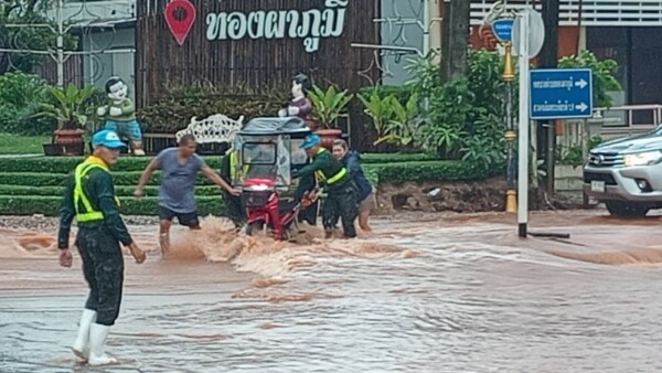 ทหาร พล.ร.9 (ร.29) ลงพื้นที่ช่วยเหลือผู้ประสบเหตุอุทกภัยในพื้นที่กาญจนบุรี และสุพรรณบุรี พร้อมทั้งจัดกำลังเพิ่มเติมเตรียมพร้อมรับมืออุทกภัยในพื้นที่กรุงเทพ