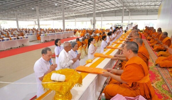 ชาวพุทธปัตตานีร่วมถวายสังฆทาน 323 วัด มอบกองทุนช่วยครูใต้ รวม 136 ทุน ส่งกำลังใจผู้ปฏิบัติหน้าที่ในพื้นที่เสี่ยงภัย