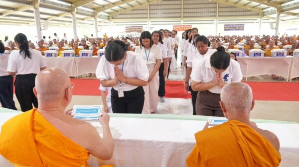 ปทุมธานี รวมพลังเด็กดี V-Star 3,000 คน รับผ้าไตร เตรียมลุยกฐิน 355 วัดทั่วไทย